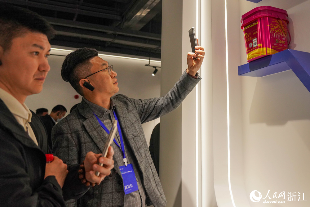 12月10日,与会嘉宾走进苍南云码科创园。该科创园将绿色工艺与数字技术深度融合,推动传统印刷产业向“智造”升级,助力打造百亿级智慧印刷产业集群。人民网 章勇涛摄