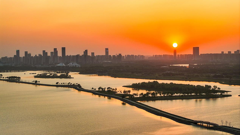 合肥湖滨国家湿地公园“十里长堤”。张运玲摄