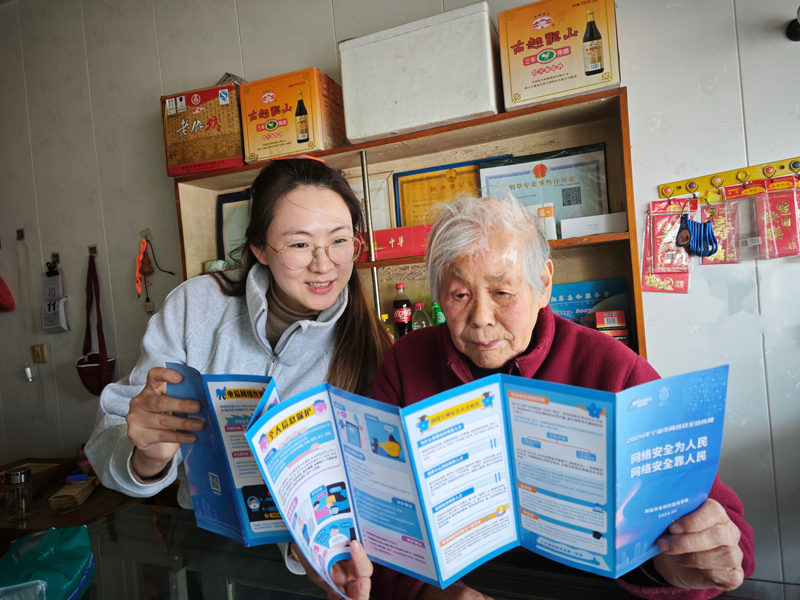 “香溢”志願者向老年零售戶講解線上繳費、預約挂號等操作技巧。岑品品攝