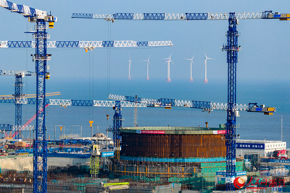 宁波市象山县金七门核电项目建设现场，机械轰鸣，施工人员各司其职、有序作业，一派热火朝天的景象。人民网 章勇涛摄
