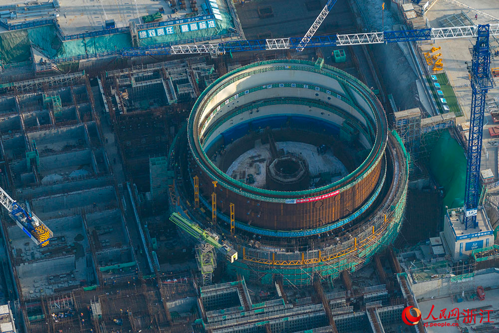 宁波市象山县金七门核电项目建设现场，机械轰鸣，施工人员各司其职、有序作业，一派热火朝天的景象。人民网 章勇涛摄