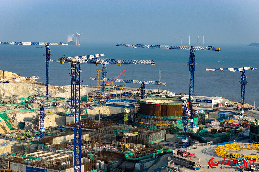 宁波市象山县金七门核电项目建设现场，机械轰鸣，施工人员各司其职、有序作业，一派热火朝天的景象。人民网 章勇涛摄
