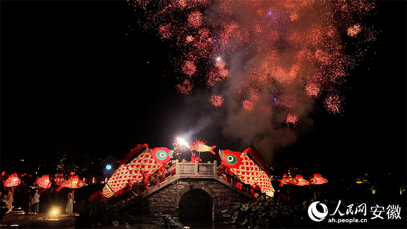 二魚戲珠。人民網 郭昊攝