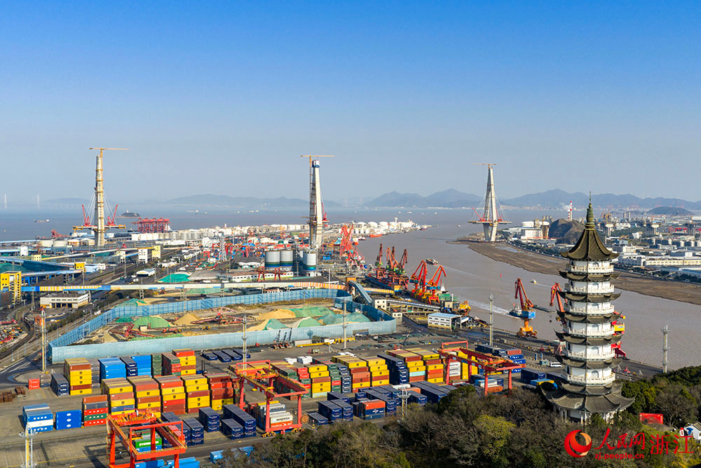 12月18日，甬江特大桥P59主塔（中）顺利封顶，三座主塔实现全部封顶。人民网 章勇涛摄