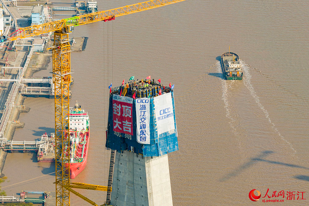 12月18日，甬江特大桥P59主塔顺利封顶，三座主塔实现全部封顶。人民网 章勇涛摄