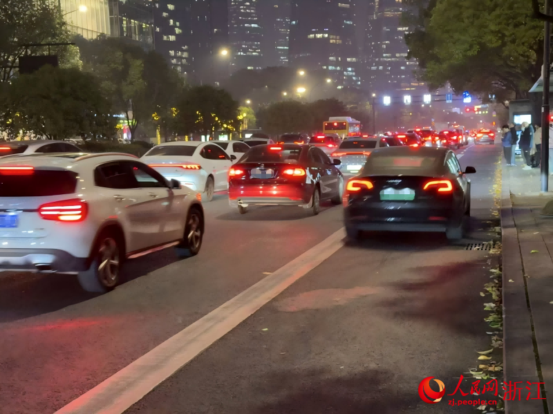 部分車輛強行佔用右轉車道直行，導致后方右轉車輛無法正常通行。人民網 程欣攝