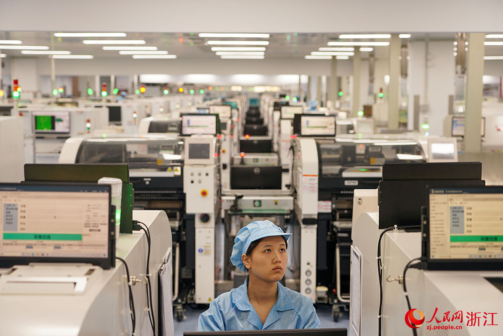 宁波市象山县一家国家级单项冠军企业生产车间内，数字化赋能企业生产。人民网 章勇涛摄