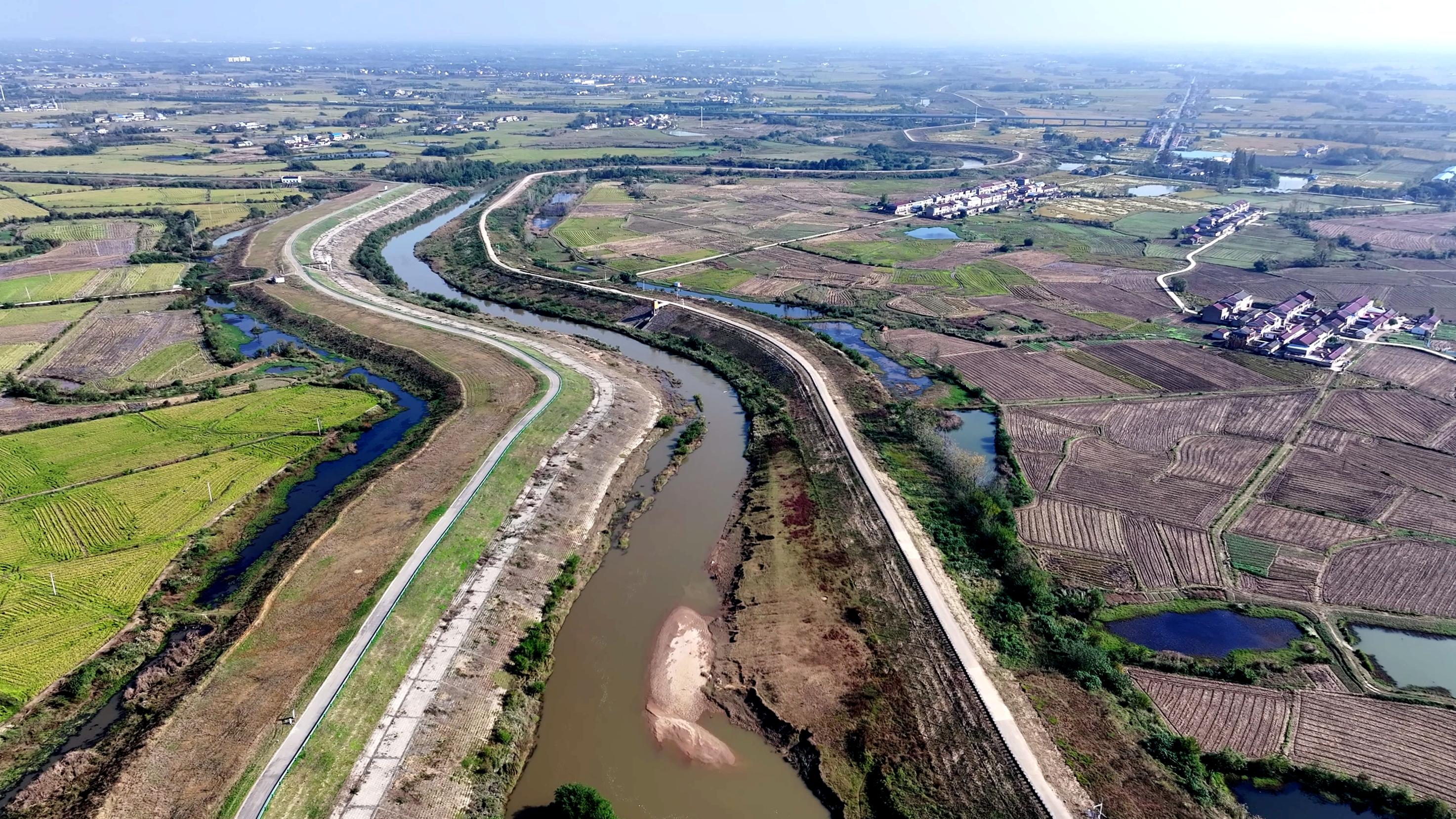 俯瞰金安区的张母桥河坝堤。崔昊摄