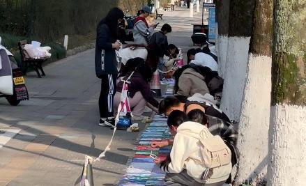 从一个人到一群人，这条盲道越画越长近日，浙江丽水的一条街道上，上演了一场感人至深的爱心接力。路过的行人纷纷驻足，拿起画笔和颜料，用色彩与创意，让原本单调的盲道焕发新的生机……