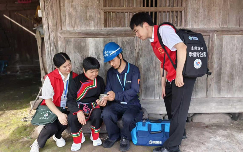 黨員突擊隊幫助老年人掌握智能手機基本操作。浙江移動供圖