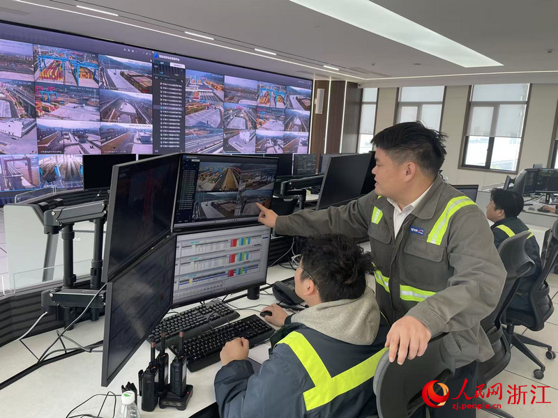 蘇溪樞紐港智控中心裡，工作人員通過大屏監控港口運行情況。人民網記者 王麗瑋攝