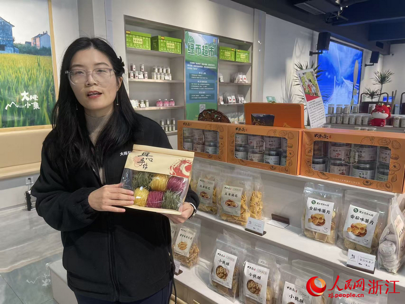 傅媛展示新推出的彩色頭梗面。人民網記者 王麗瑋攝