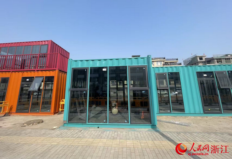 正在建設中的彩色集裝箱集市。人民網記者 王麗瑋攝