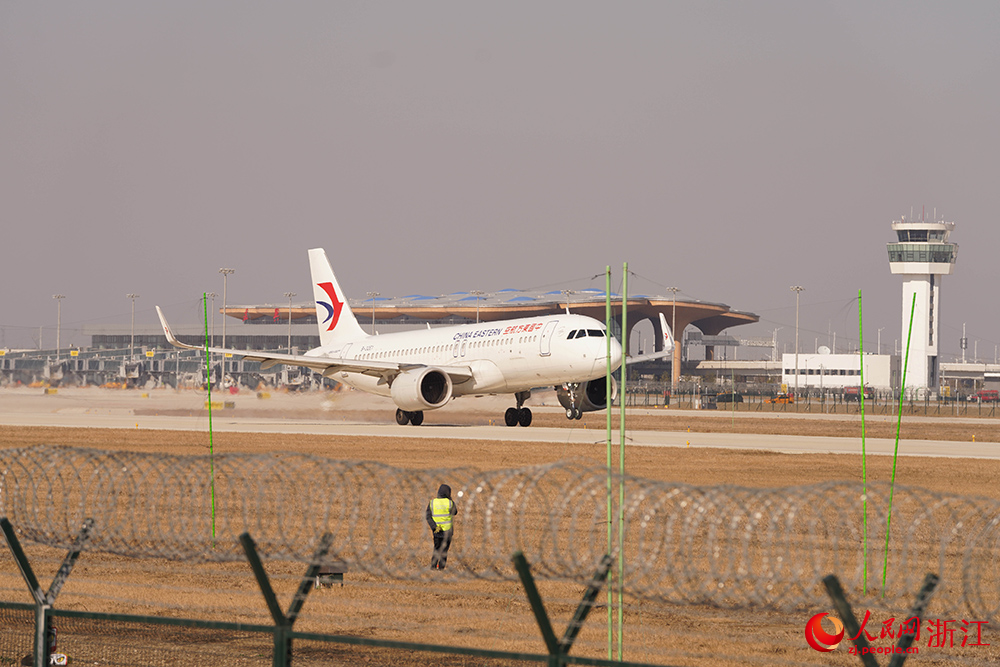 12月26日11时05分,嘉兴南湖机场飞往北京大兴的A320客机平稳起飞。人民网 章勇涛摄