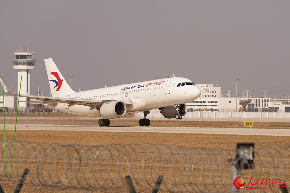 12月26日11时05分，嘉兴南湖机场飞往北京大兴的A320客机平稳起飞。人民网 章勇涛摄
