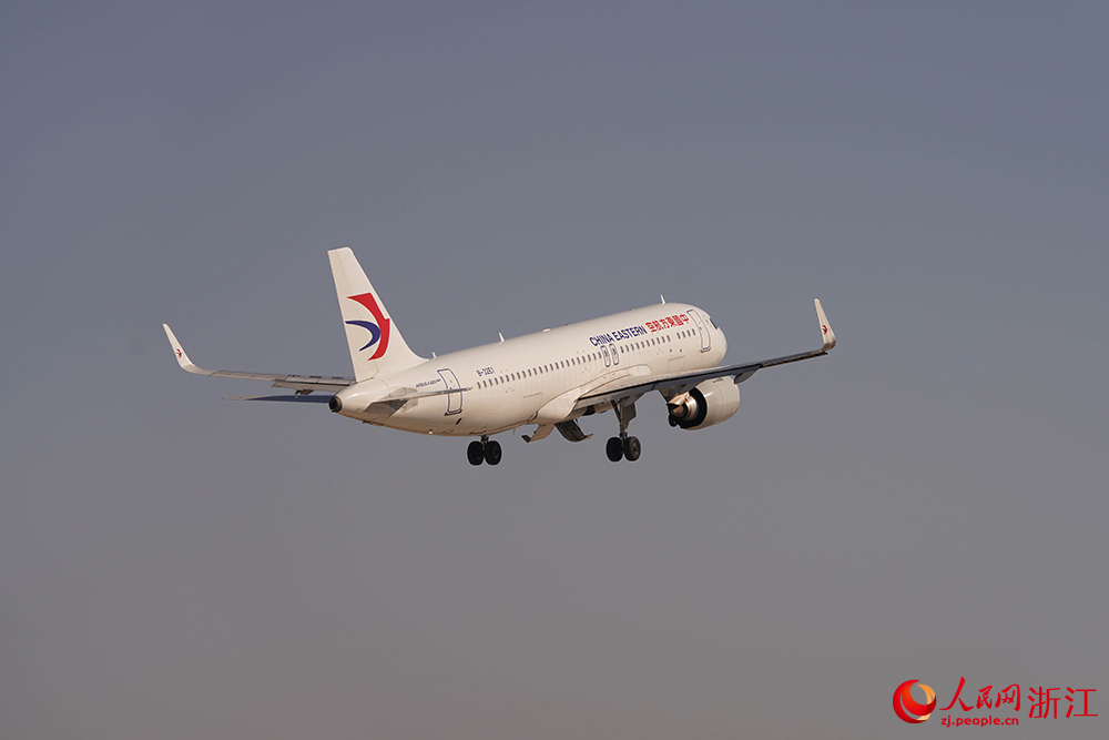 12月26日11时05分，嘉兴南湖机场飞往北京大兴的A320客机平稳起飞。人民网 章勇涛摄