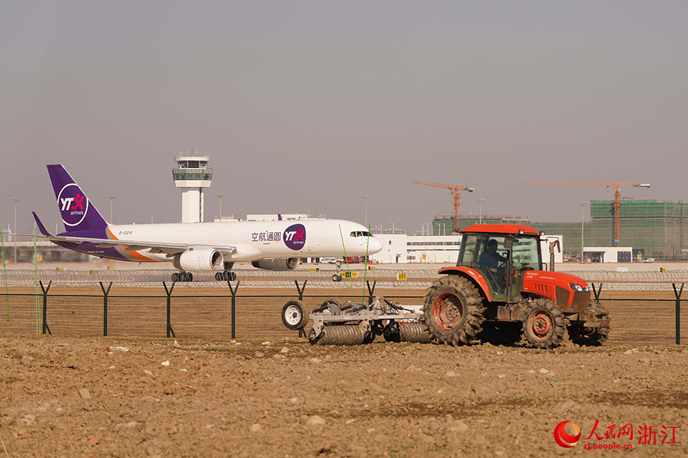 12月26日10时30分，一架圆通航空B757全货机满载货物，从嘉兴南湖机场起飞前往郑州。人民网 章勇涛摄