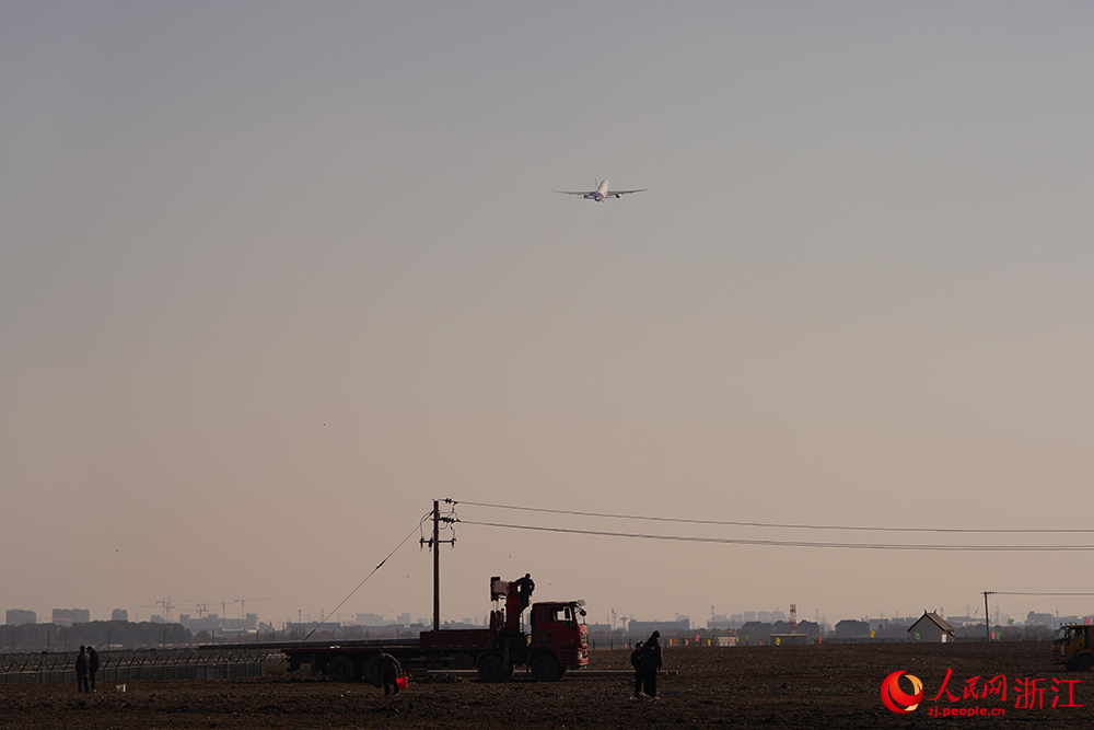 12月26日10时30分，一架圆通航空B757全货机满载货物，从嘉兴南湖机场起飞前往郑州。人民网 章勇涛摄