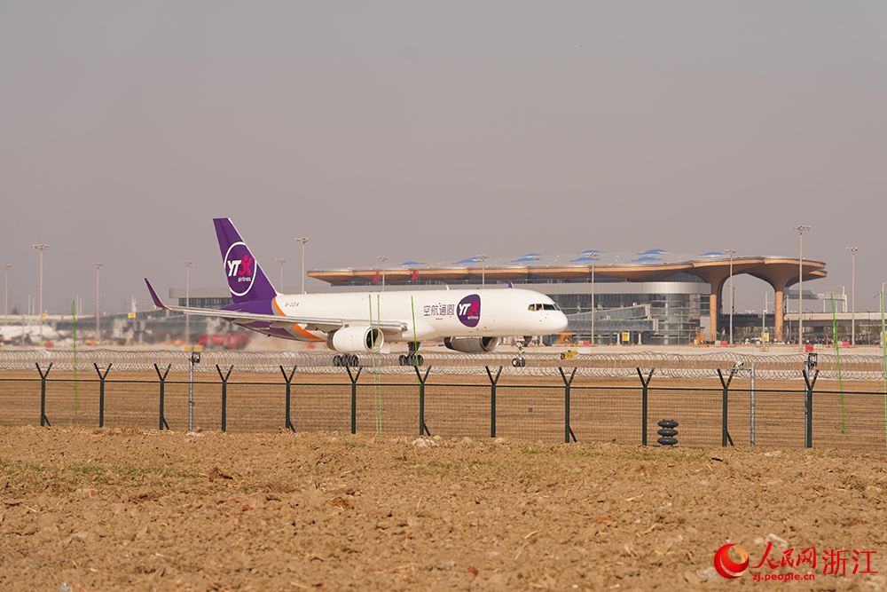 12月26日10时30分,一架圆通航空B757全货机满载货物,从嘉兴南湖机场起飞前往郑州。人民网 章勇涛摄
