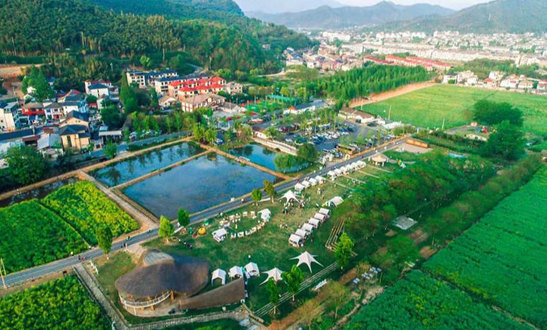 1+1＞2！看浙江乡村如何“攥指成拳”全国学习运用“千万工程”经验、推进乡村全面振兴现场会，于11月18日至19日在浙江嘉兴召开。