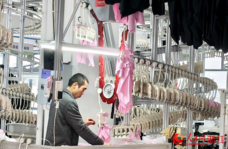 隨著智能設備上線，企業生產效率得到顯著提升。人民網記者 張麗瑋攝