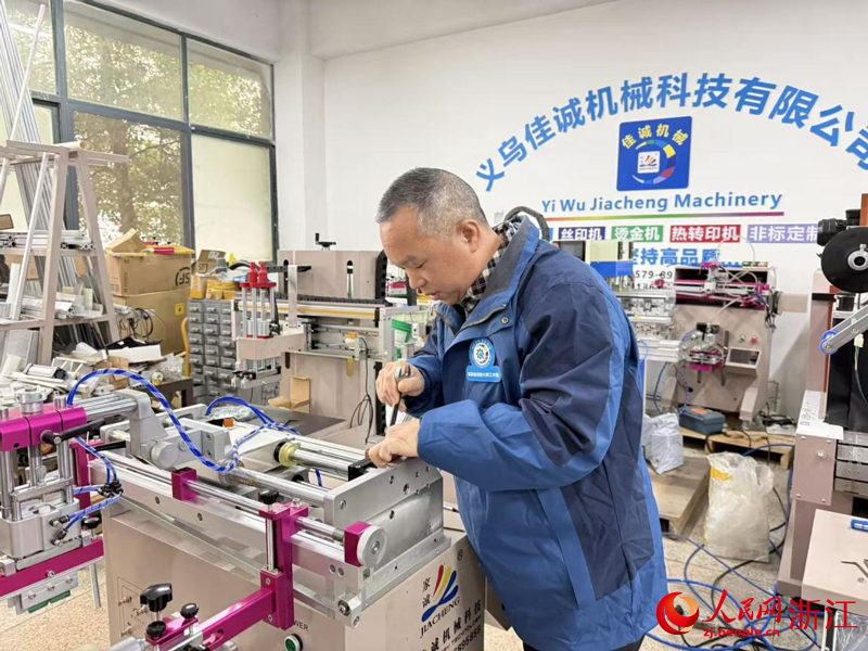 陈家淼正在调试设备。人民网记者 方彭依梦摄