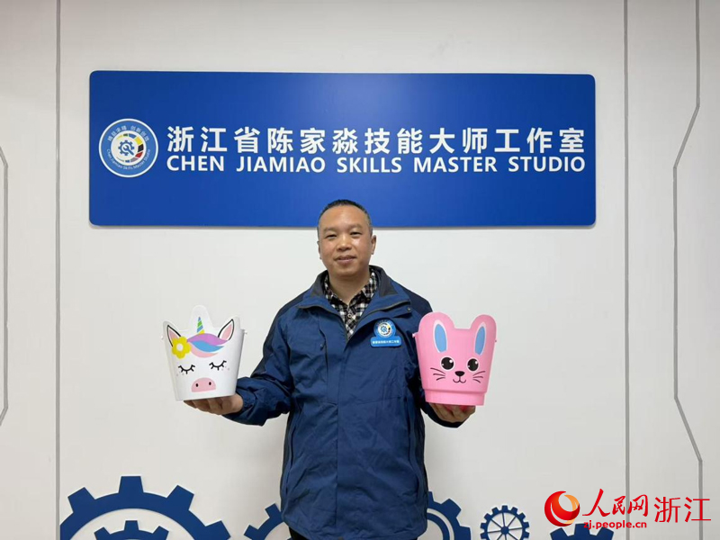 陈家淼展示印刷好的小商品。人民网记者 方彭依梦摄