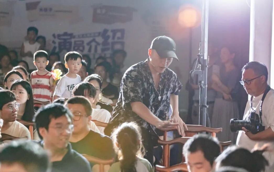 从舞台到海岸：杨扬的戏剧匠心，让文艺在海边生长