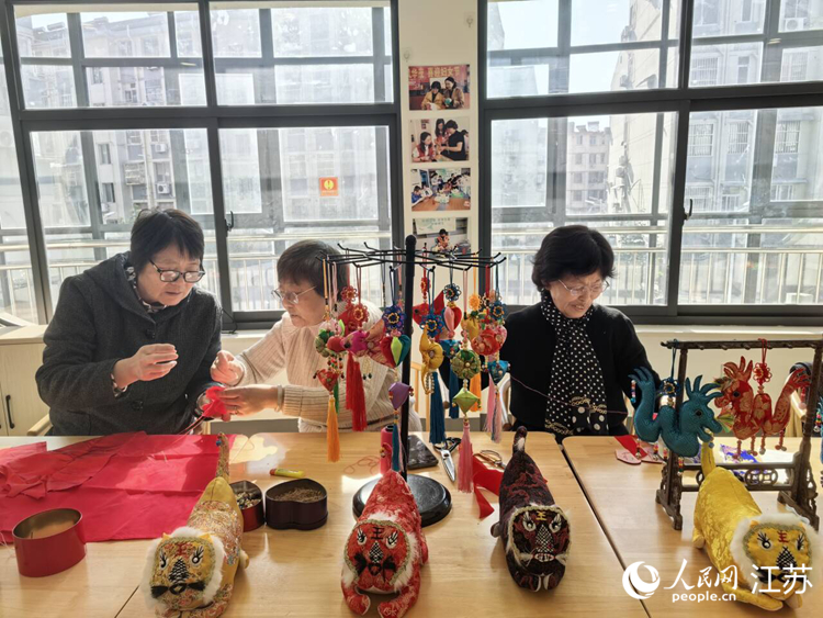 李翠林（右一）和徒弟们一起制作手工非遗。人民网记者 王继亮摄