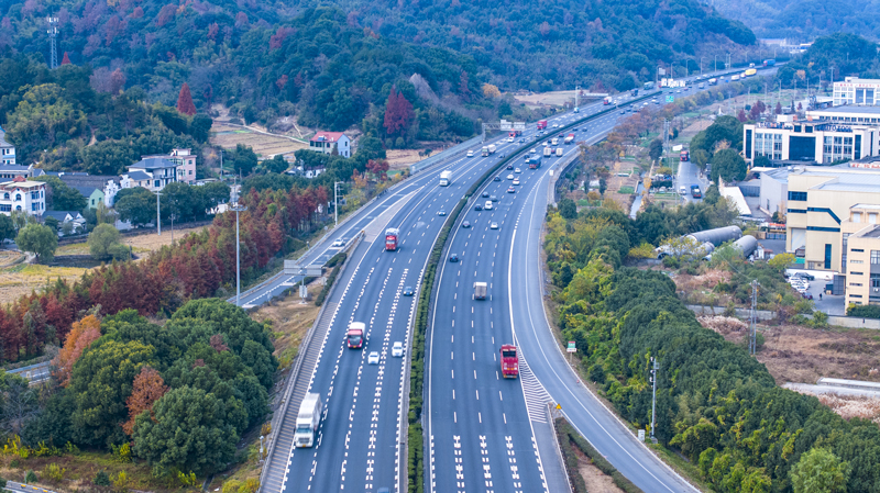 假日期间，浙江省高速公路对7座（含）以下小型客车不实行免费通行政策。