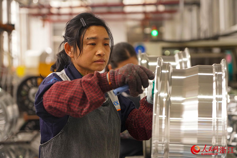 工人在车间有条不紊地赶制订单。人民网 章勇涛摄