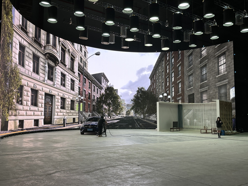 在橫店，依托1ms低時延算力網絡，高科技攝影棚裡可完成一站式實景+虛景拍攝。