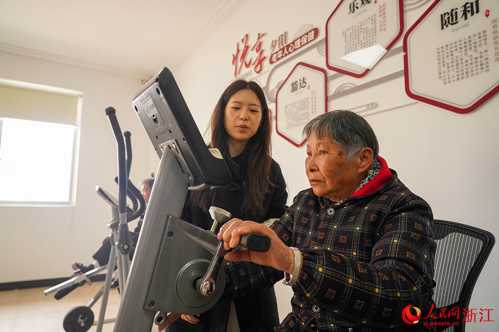 浙江省台州市黄岩区北城街道后庄村暖意浓浓，老人们健身锻炼。人民网 章勇涛摄
