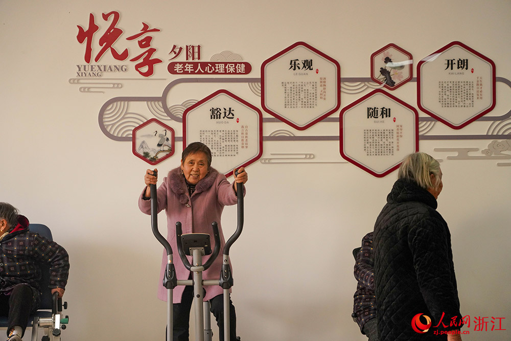 浙江省台州市黄岩区北城街道后庄村暖意浓浓，老人们健身锻炼。人民网 章勇涛摄