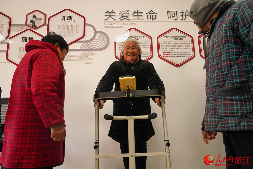 浙江省台州市黄岩区北城街道后庄村暖意浓浓，老人们健身锻炼。人民网 章勇涛摄