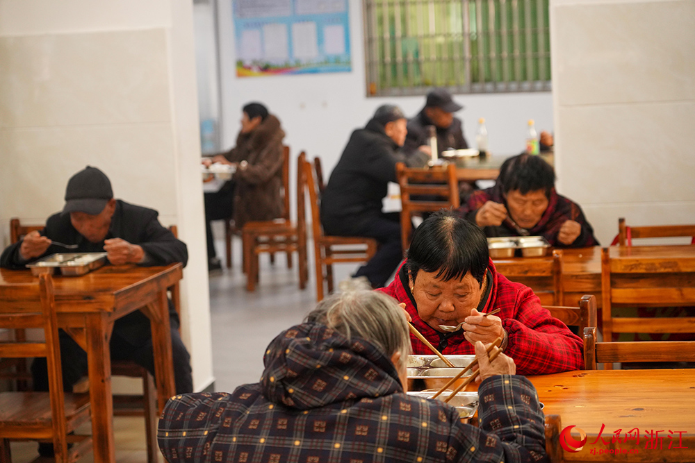 浙江省台州市黄岩区北城街道后庄村暖意浓浓，老人们围坐用餐。人民网 章勇涛摄