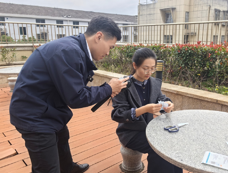 “萤火虫工作室”成员在拍摄视频。沈远栋摄