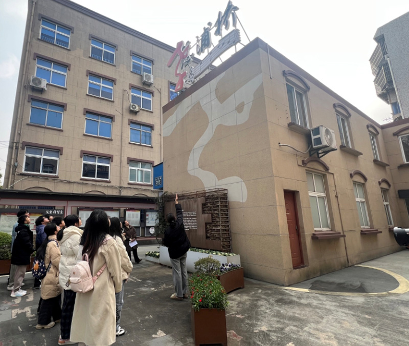 学生们实地走访社区。招宝山街道供图