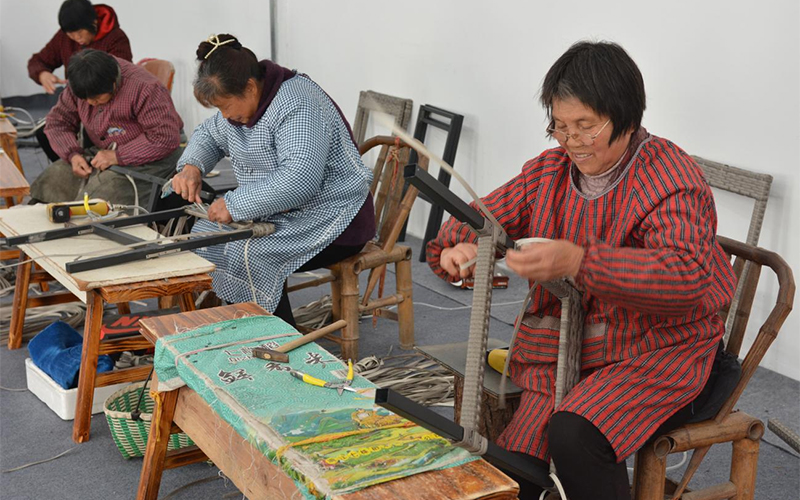 芹溪村村民在共富工坊作業。台州煙草供圖