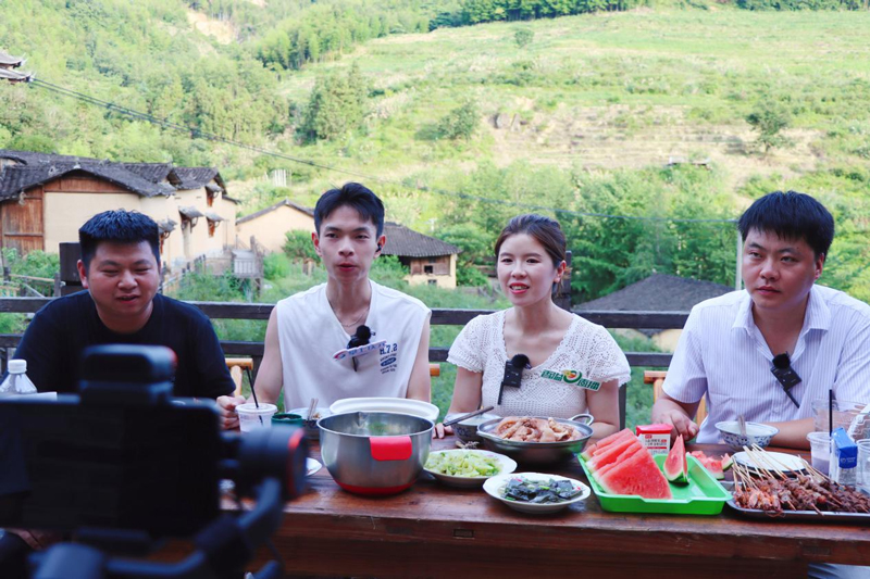 “元小播”團隊在長礱村開展夏日文旅直播。胡婷攝