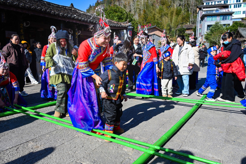 游客體驗竹竿舞。文成縣委宣傳部供圖