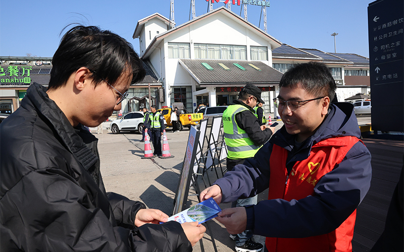 在嵊州服務區開展施工提醒。浙交建設供圖