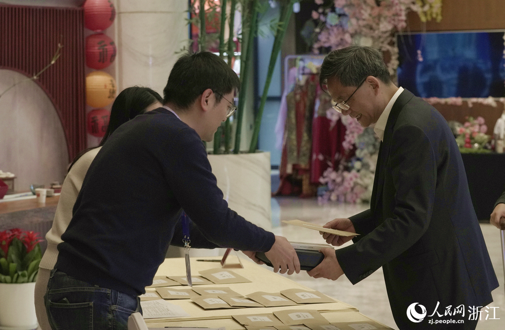 人大代表报到现场。人民网记者 郭扬摄