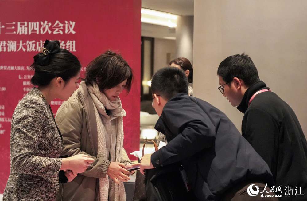 政协委员报到现场。人民网记者 郭扬摄