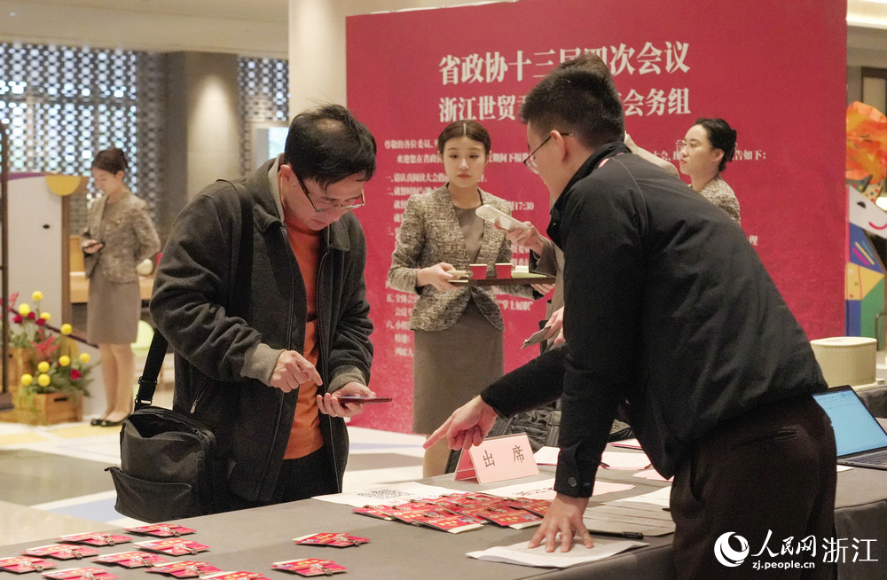 政协委员报到现场。人民网记者 郭扬摄