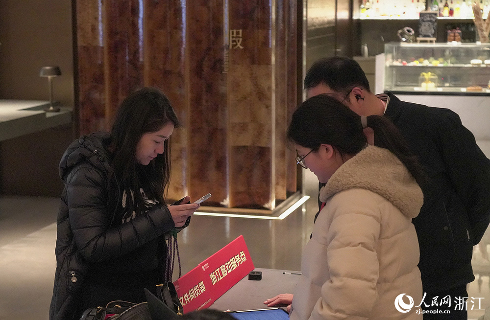 政协委员报到现场。人民网记者 张丽玮摄