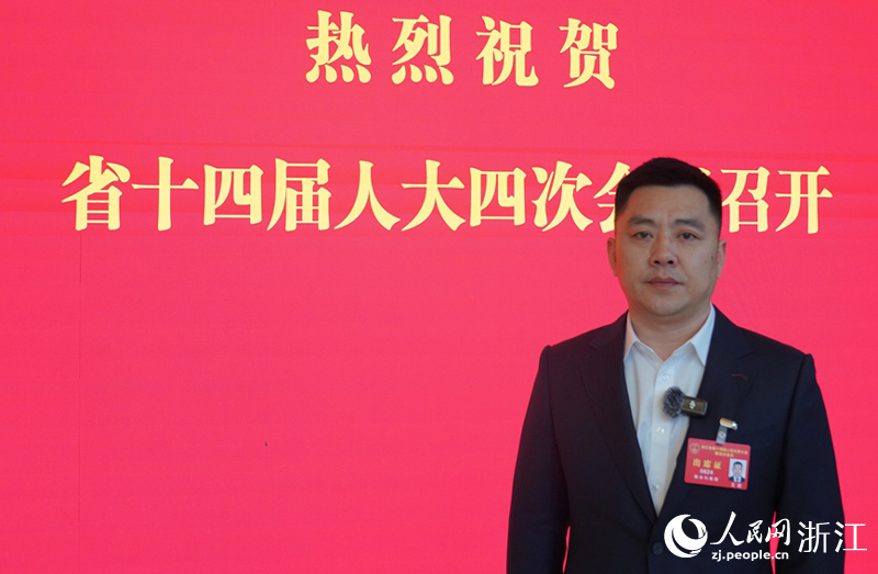 浙江省人大代表龙泉市御品瓷坊负责人、龙泉市青年青瓷工匠学术研究会会长、高级工艺美术师王武