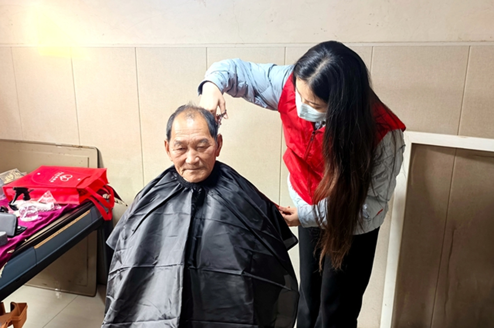 “香溢”志願者為老人理發。普陀區煙草專賣局供圖