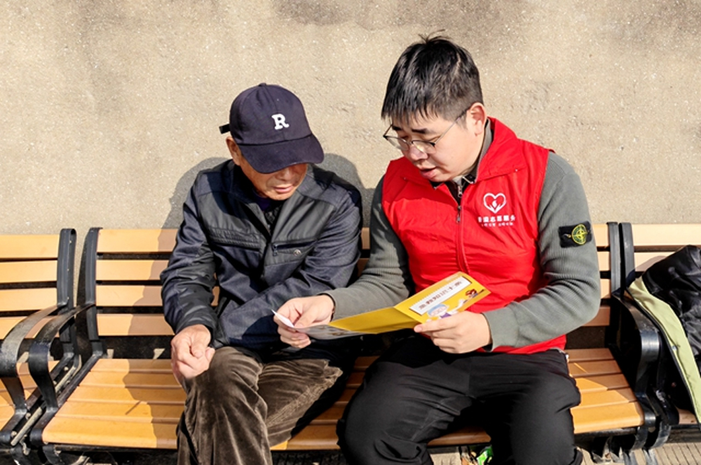 “香溢”志願者為老年人講解基礎急救知識。普陀區煙草專賣局供圖