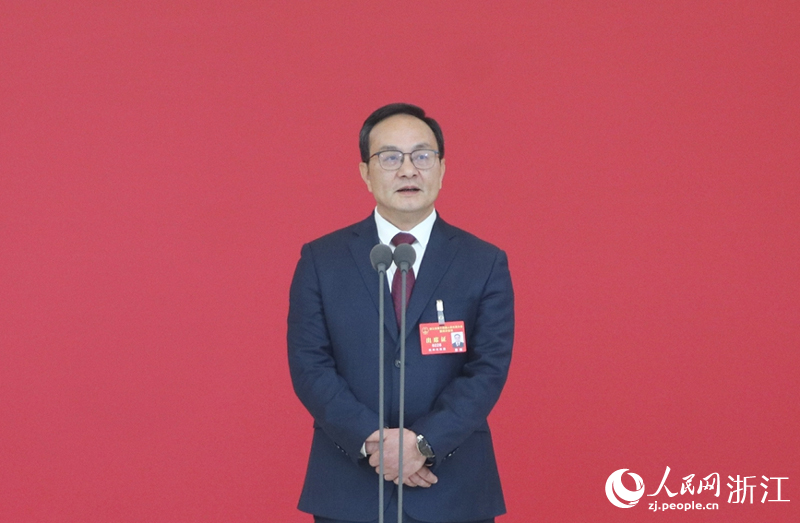 浙江省經信廳廳長詹敏答記者問。人民網記者 張帆攝‌